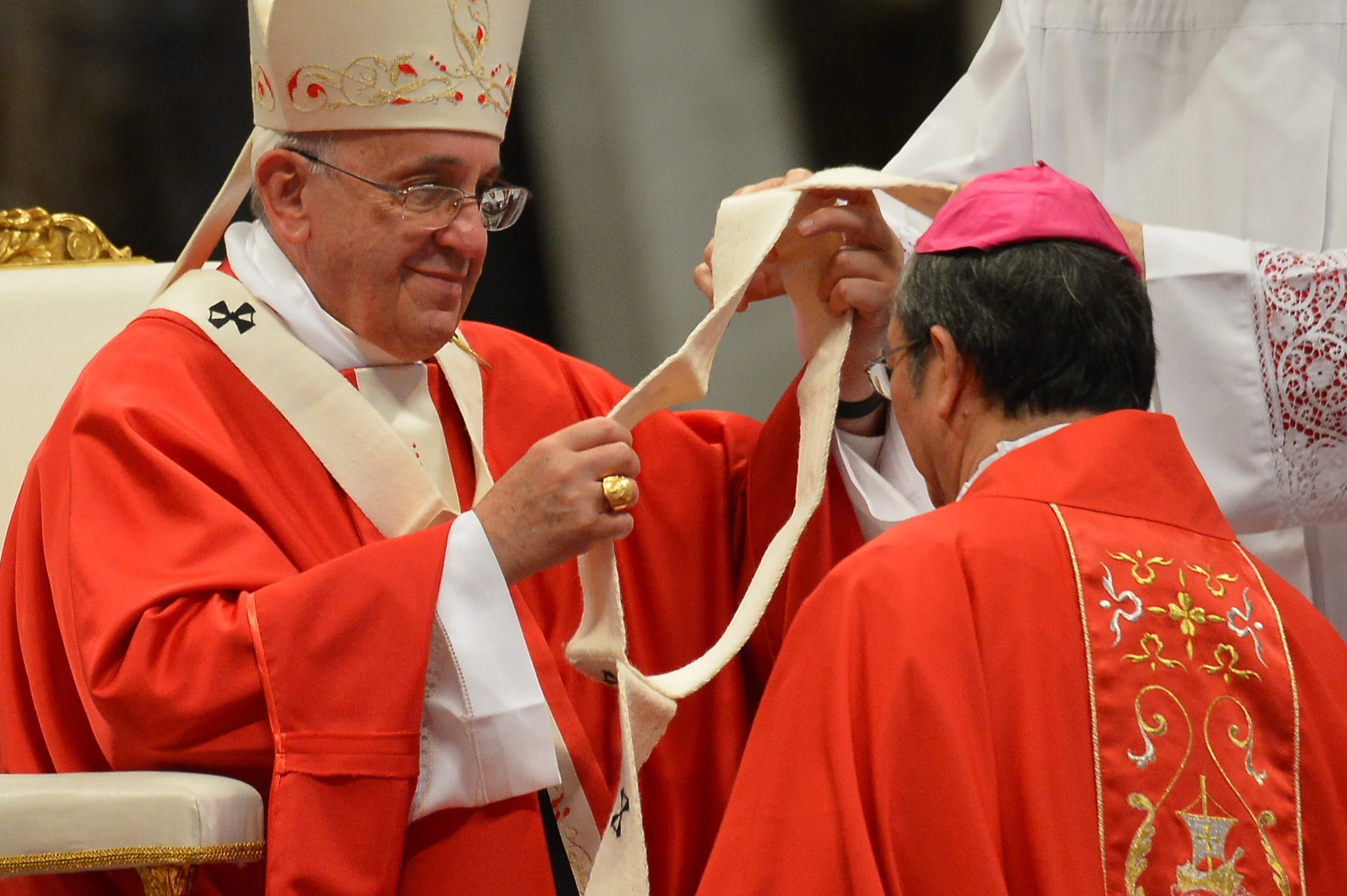 Pope Francis holding the Pallium